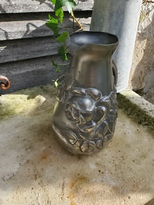 PICHET EN ETAIN DECOR EN RELIEF SIGNE PREVOT - Photo 1/4