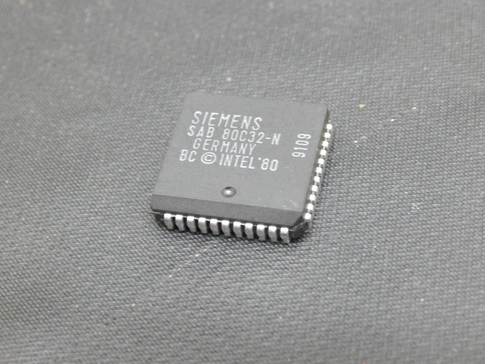 Microcontrolador SIEMENS SAB80C32-N, 8 bits, CPU 8051, 12 MHz, CMOS, PQCC44 Foto 1 de 1