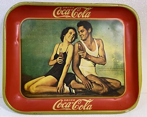 Vassoio di latta Coca Cola 1934 Repro Johnny Weissmuller Maureen O'Sullivan Tarzan Jane - Foto 1 di 3