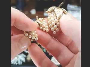 Vintage Crown TRIFARI Signed Faux Pearl Grape Cluster Brooch Earrings Set - Picture 1 of 4