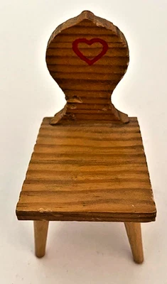 Silla miniatura vintage para casa de muñecas Lundby con plantilla de corazón rojo Foto 1 de 4