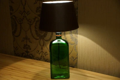 LED-Tischlampe aus echten 1L Jägermeister Flasche Lampe Schirm Braun Kunstleder  - Bild 1 von 2