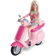 Bambola Hilary con Scooter Casco e Bauletto Abiti in Tessuto Grandi Giochi