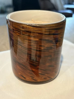 Vela de canela azucarada Pier 1 Imports en soporte de vidrio diseño con estampado animal Foto 1 de 4