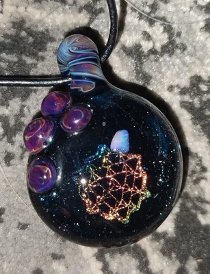 Colgante de Vidrio Borosilicato Imagen Dicroica y Ópalo Hecho a Mano EE. UU. Foto 1 de 4