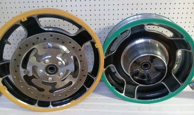 09-22 Harley Davidson Airstrike Touring Juego de ruedas delanteras 18x3 traseras 16x5 Stock Foto 1 de 4