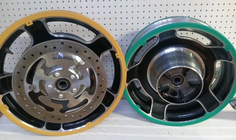 09-22 Harley Davidson Airstrike Touring Juego de ruedas delanteras 18x3 traseras 16x5 Stock Foto 1 de 4