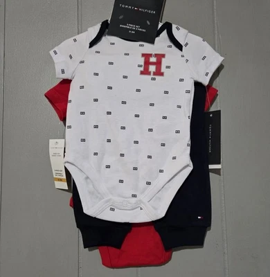 NUEVO CON ETIQUETAS TOMMY HILFIGER Conjunto de 3 Piezas 0-3 Meses Foto 1 de 3