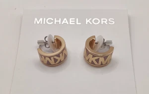 MICHAEL KORS HUGGIE-CREOLEN ROSEGOLD, ROSA MAUVE EMAILLE MK LOGO - mkJ0027 - Bild 1 von 4