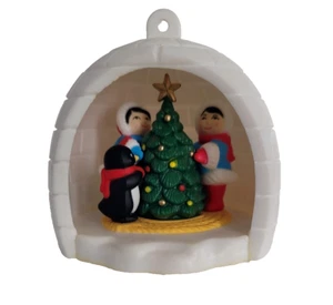 De colección 1983 Avon Invierno Divertido Adorno de Navidad Esquimales y Pingüinos en Iglú Vacaciones - Imagen 1 de 12