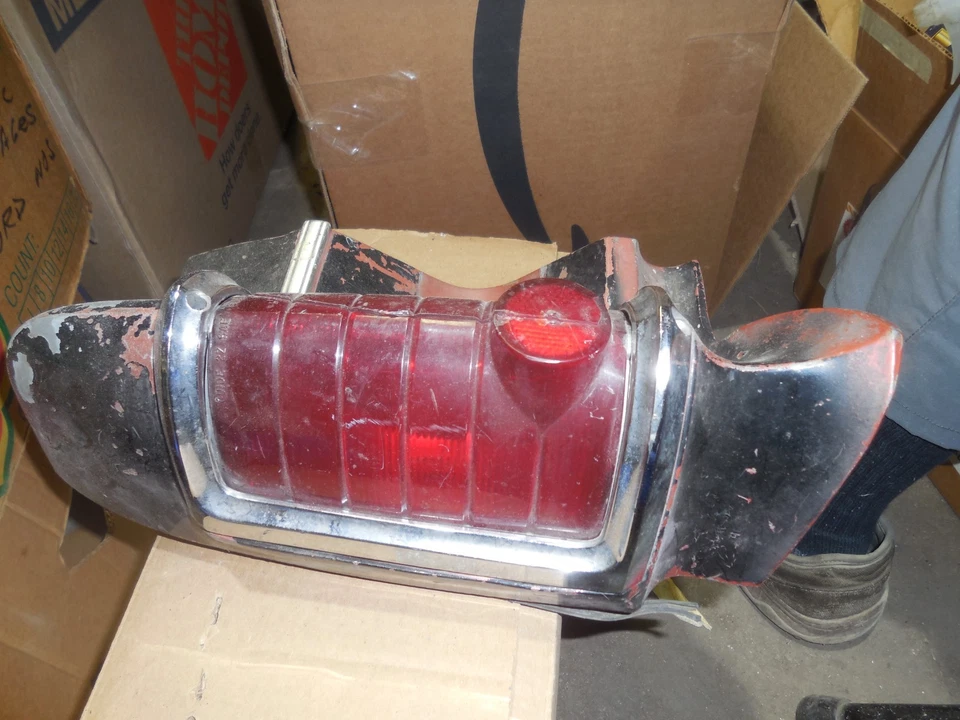 Pontiac Tempest 1964 OEM GM extensión de cuarto lateral derecho con lente y bisel 5955303 Foto 1 de 4