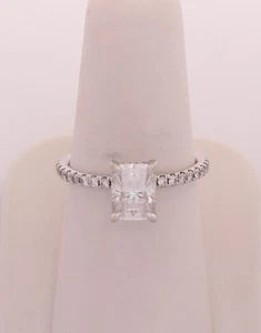 Anillo de compromiso solitario de piedra de corte rectangular de oro blanco de 9 quilates - talla Q del Reino Unido - Imagen 1 de 6