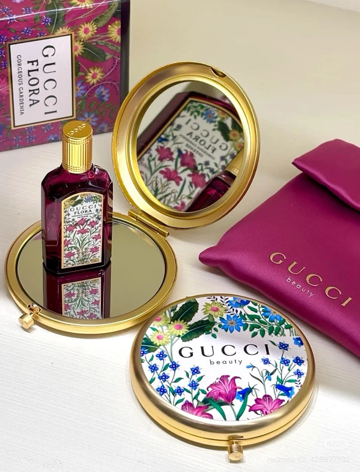 [PREVENTA] GUCCIBeauty Regalo Floral Compacto Espejo Dorado con Bolsa de Maquillaje GWP Foto 1 de 4