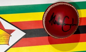 Alistair Campbell (Zimbabwe) signed Red 156g Cricket Ball + COA / Photo proof - Picture 1 of 8