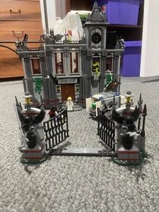 LEGO DC Comics Super Heroes: Batman Arkham Asylum Breakout (10937) - Picture 1 of 6