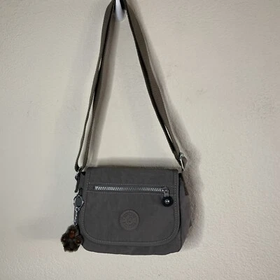 Mini bolsa tiracolo Kipling Sabian cinza com macaco e alça ajustável NOVA - Imagem 1 de 4