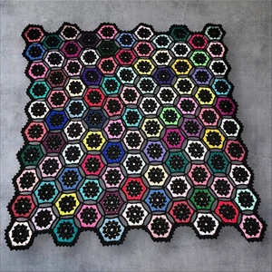 Handgefertigter gehäkelter afghanischer Überwurf - Retro Sechseck Granny Square - mehrfarbig & schwarz - Bild 1 von 7