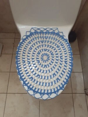 TAPA/CUBIERTA DE ASIENTO DE INODORO REDONDA DE GANCHILLO HECHA A MANO EN AZUL/CREMA Foto 1 de 3