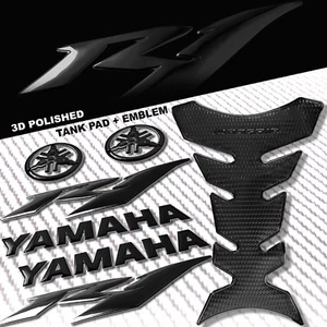 ALMOHADILLA DE TANQUE DE COMBUSTIBLE NEGRA PRO GRIP + LOGOTIPO DE YAMAHA 3D 6" + PEGATINA EMBLEMA CARENADO YZF-R1/R1S - Imagen 1 de 9