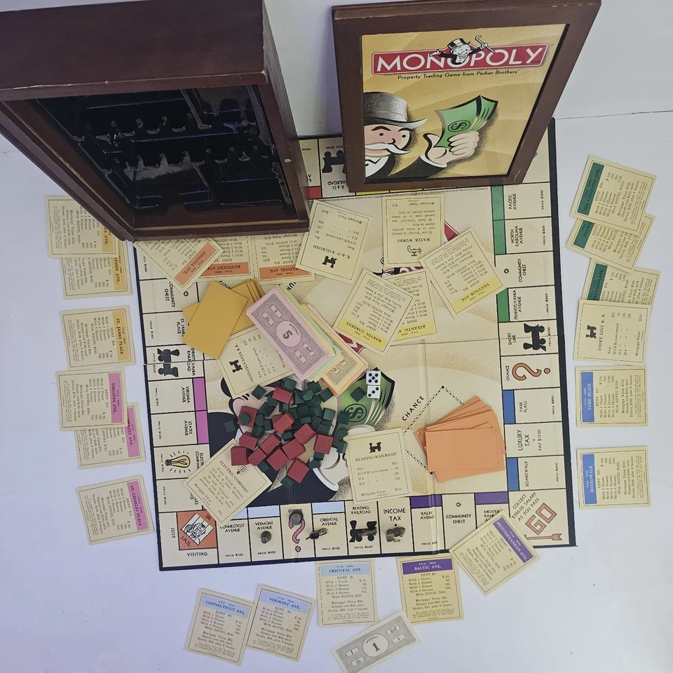 Lot-Vintage Monopoly 2005 Collectors Edition, 1961, 1985, And 1999 Parker Bros - Image 1 of 4