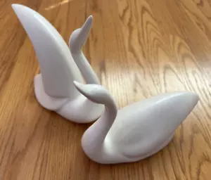 Two White ceramic swans - graceful, elegant decor - Picture 1 of 3