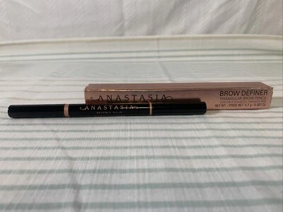 Lápiz de cejas triangular definidor de cejas Anastasia Beverly Hills 0,007 oz Strawburn Foto 1 de 4