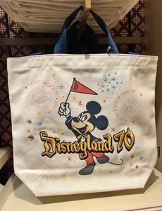 Bolso de Mano Disneyland 70 Aniversario Colección Bóveda Lona Bordada Nuevo 2025 - Imagen 1 de 6