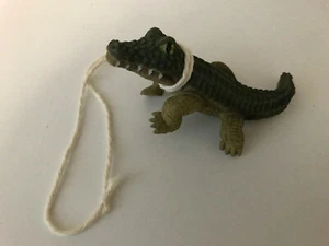 Gator Alligator Rope Hanging Christmas Ornament Figurine 4.25" - Picture 1 of 5