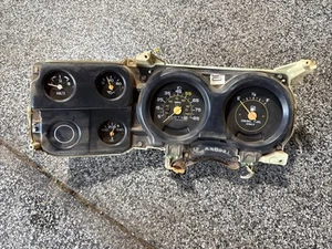 1981-87 CHEVY Squarebody C/K10-30 K5 BLAZER SUBURBAN Gauge CLUSTER For Parts - Picture 1 of 8