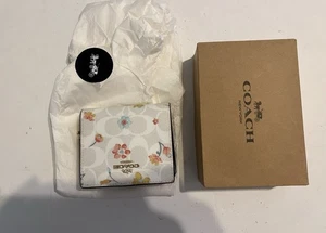 Neu Coach Doppelfaltung Geldbörse Druckknopf Signatur Canvas My Flower bedruckt in Geschenkbox - Bild 1 von 13