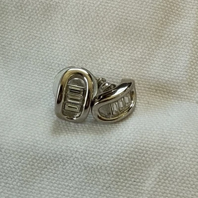 Pendientes brazalete Christian Dior con piedras transparentes corte baguette Foto 1 de 4