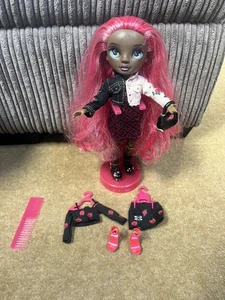 Rainbow High Serie 3 Daria Roselyn Puppe mit rosa Haaren + Zubehör  - Bild 1 von 8