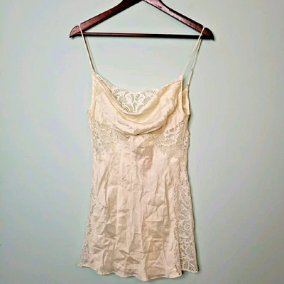 Vestido sin Mangas For Love and Lemons Encaje Sedoso Talla Pequeña Blanco Marfil Boudoir de Novia Foto 1 de 4