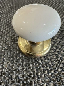 Waredrobe Cream Knobs - Picture 1 of 3