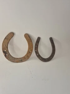 Antike Stahl Hufeisen Menge 2 verschiedene Stile und Formen rostig Verwendung als Dekor - Bild 1 von 5