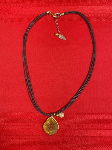 VETEMENTS Collana in corda marrone Coldwa Creek ciondolo druso oro simulato con perline tono oro