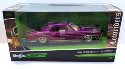 MAISTO DESIGN 1:26 AUTO DIE CAST BUICK RIVIERA LOWRIDERS  1965 VIOLA  ART 32551 - Immagine 1 di 2