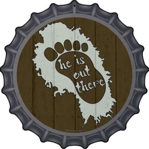 Letrero de aluminio He Is Out There novedad metal tapa botella 12" - Imagen 1 de 1