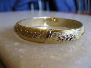 Bonito Brazalete Brazalete con Bisagras Tono Dorado / Ligeramente Guijarro con Patrón de Hoja Lisa - Imagen 1 de 6