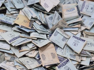 Bulk Lot 100 ZUFÄLLIGE Vintage NOS Uhrenkristalle Uhrmacher verschiedene Größen/Typ/Pc - Bild 1 von 3