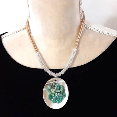 复古珍珠母贝壳 16 英寸项链人造玉花卉雕刻沙滩 — 第 1/4 张图片