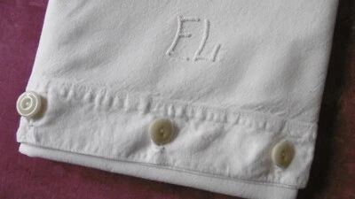 Tres jolie taie d'oreiller rectangulaire MONOGRAMMMéE avec boutons apparents - Photo 1/3