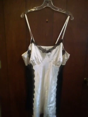 Camisón vintage de encaje negro transparente blanco y negro Cacique para mujer 18/20 Foto 1 de 4