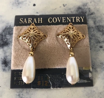 Brincos Sarah Coventry filigrana tom dourado pérola falsa lágrima pendente - década de 1980 - Imagem 1 de 4