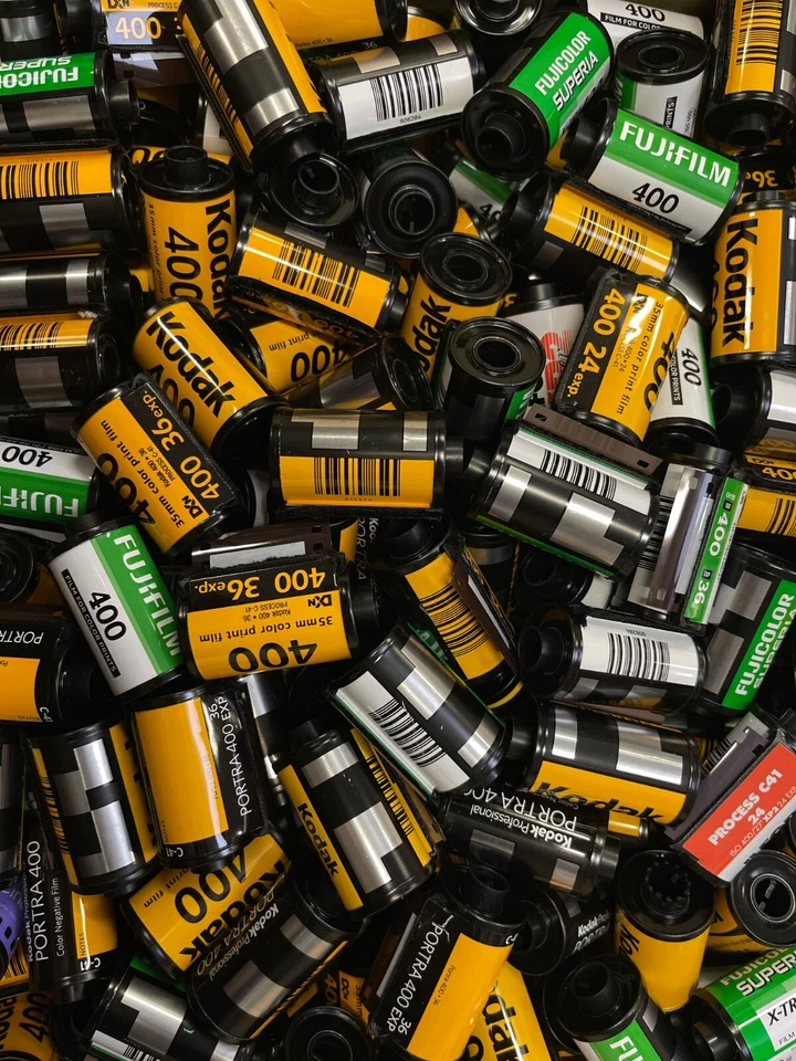 Cartuchos vacíos de botes de película de 35 mm Kodak Fuji etc Appx 150 - TODOS DX / ISO 400 Foto 1 de 1