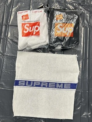 Calcetines Supreme Hanes blancos negros toalla de tienda azul Foto 1 de 2