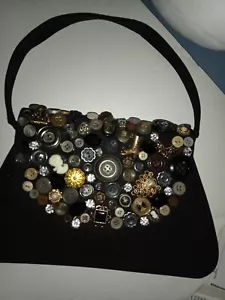 Amanda Vintage Tasche schwarz mit Vintage diversen Knöpfen an der oberen Klappe der Tasche - Bild 1 von 4