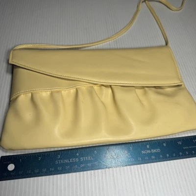 Nuevo traje de mano/bolso de hombro amarillo crema mantequilla años 80 de colección Night Out Foto 1 de 4
