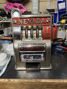 Vintage Metall Reno, Nevada Mini Spielautomat Spielzeug Bank funktioniert - Bild 1 von 13