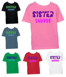 Kinder personalisiert Brother Saurus Schwester Dino Dinosaurier Slogan Farben T-Shirt Top - Bild 1 von 15